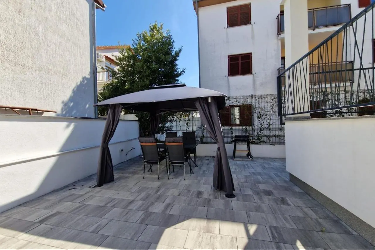 Πανσιόν Villa Amra Apartments In Porec For Max 27 Persons