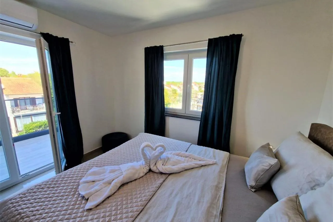 Πανσιόν Villa Amra Apartments In Porec For Max 27 Persons