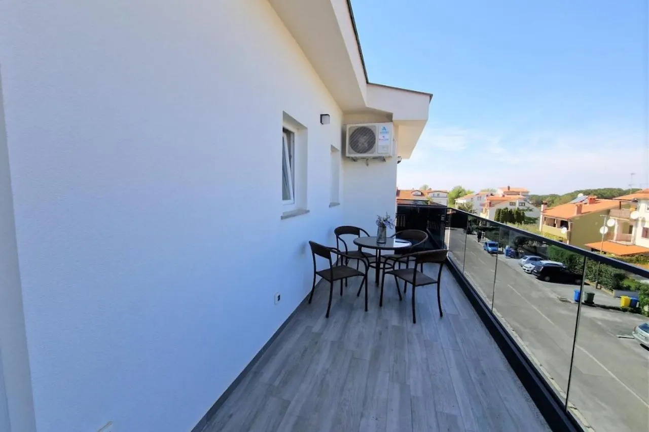 Πανσιόν Villa Amra Apartments In Porec For Max 27 Persons
